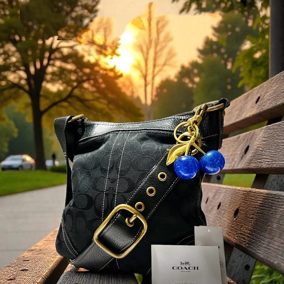 Vintage Coach soho shoulder Bag Black with Gold Accents - Picture 4 of 17